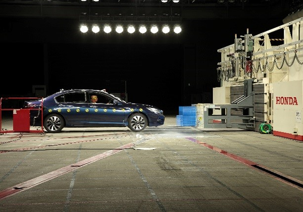 碰撞实验验证SPORT HYBRID混合动力车的安全性