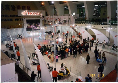 “New Honda Fly”　Honda参加2002广州国际摩托车展览会