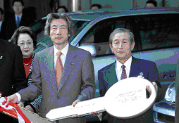 本田、Honda联合举行Honda燃料电池轿车FCX试乘试驾活动-向日本首相小泉交付FCX