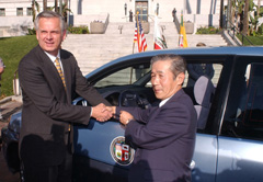 本田、Honda联合举行Honda燃料电池轿车FCX试乘试驾活动-向美国洛杉矶市长Hahn交付FCX