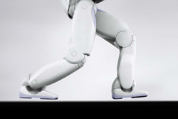 Honda发布新一代ASIMO-时速6km奔跑时两脚离地的瞬间