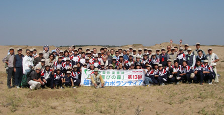 Honda在内蒙古开展第十次植树志愿活动-与赫尔沁第二中学高中学生进行植树活动时的留念