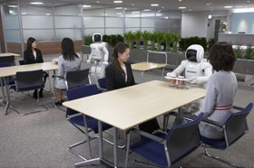 Honda开发出可协调多个机器人ASIMO共同工作的智能技术-协同工作功能