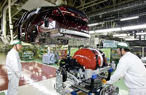 Honda投产新型燃料电池车“FCX Clarity”-搭载氢气罐