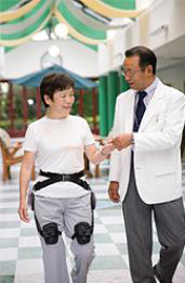 Honda开始实施“步行辅助装置”的共同试验-佩戴步行辅助装置的复健训练