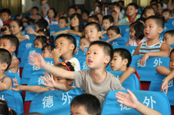 Honda类人型机器人ASIMO慰问四川灾区小学生-现场观看的孩子们