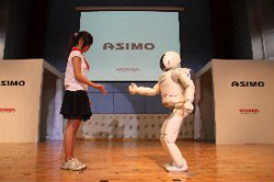 Honda类人型机器人ASIMO慰问四川灾区小学生-剪刀石头布 比比看