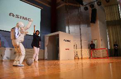 Honda类人型机器人ASIMO慰问四川灾区小学生-ASIMO踢足球