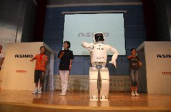 Honda类人型机器人ASIMO慰问四川灾区小学生-ASIMO与孩子们一起跳舞