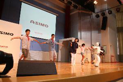 Honda类人型机器人ASIMO慰问四川灾区小学生-单脚站立比赛