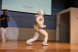 Honda类人型机器人ASIMO慰问四川灾区小学生-ASIMO表演跑步