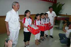 四川德阳中、小学生参观五羊—本田和广州本田-广州本田向德阳中小学生赠送文具