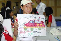 四川德阳中、小学生参观五羊—本田和广州本田-画出自己心目中未来的汽车