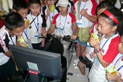 四川德阳中、小学生参观五羊—本田和广州本田-体验摩托车安全驾驶模拟器