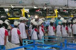 四川德阳中、小学生参观五羊—本田和广州本田-同学们参观广州本田工厂