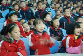 类人型机器人ASIMO赴都江堰演出-现场欢呼的孩子们