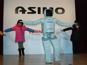 类人型机器人ASIMO赴都江堰演出-单脚站立比