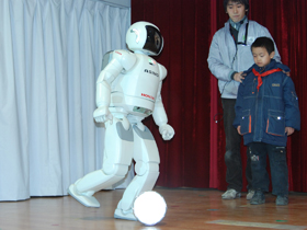 类人型机器人ASIMO赴都江堰演出-ASIMO踢足球