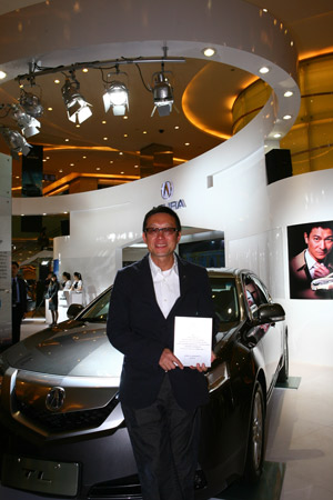 Acura著名导演刘伟强成为Acura TL车主-刘伟强接受Acura车主证书