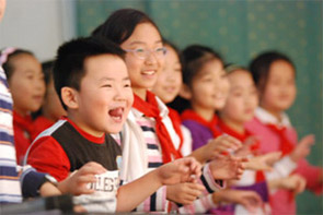 Honda全球最先进类人型机器人ASIMO与武汉小学生共迎“六一”-观看表演