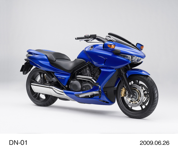 大型运动款摩托车DN-1全新色系登陆日本市场