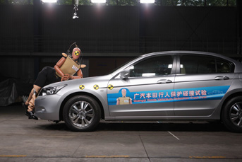 Honda成功举行国内首次行人保护碰撞试验-行人保护碰撞试验现场