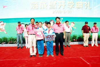 茂县东风本田励志小学顺利开学-赠与礼物