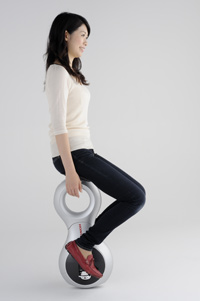 Honda研发出全新的人机协调移动技术~采用全球首例可前后左右自由移动的驱动结构~-「U3-X」的乘坐状态