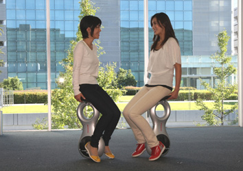 Honda研发出全新的人机协调移动技术~采用全球首例可前后左右自由移动的驱动结构~-「U3-X」实际应用场面