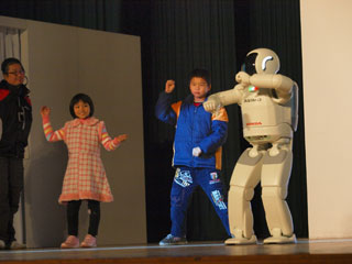 Honda类人型机器人ASIMO“中国行”轰动佛山-ASIMO与小朋友跳舞