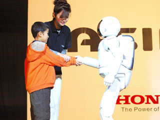 Honda类人型机器人ASIMO“中国行”轰动佛山-ASIMO与小朋友握手