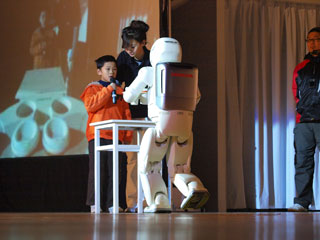 Honda类人型机器人ASIMO“中国行”轰动佛山-ASIMO为小朋友端饮料