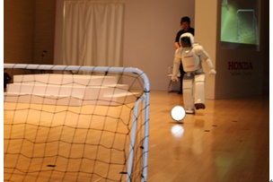 ASIMO踢足球