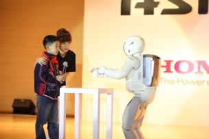 ASIMO给小同学端饮料