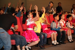 同学们踊跃参与游戏