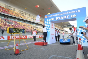 发车仪式:仓石本部长挥旗发车