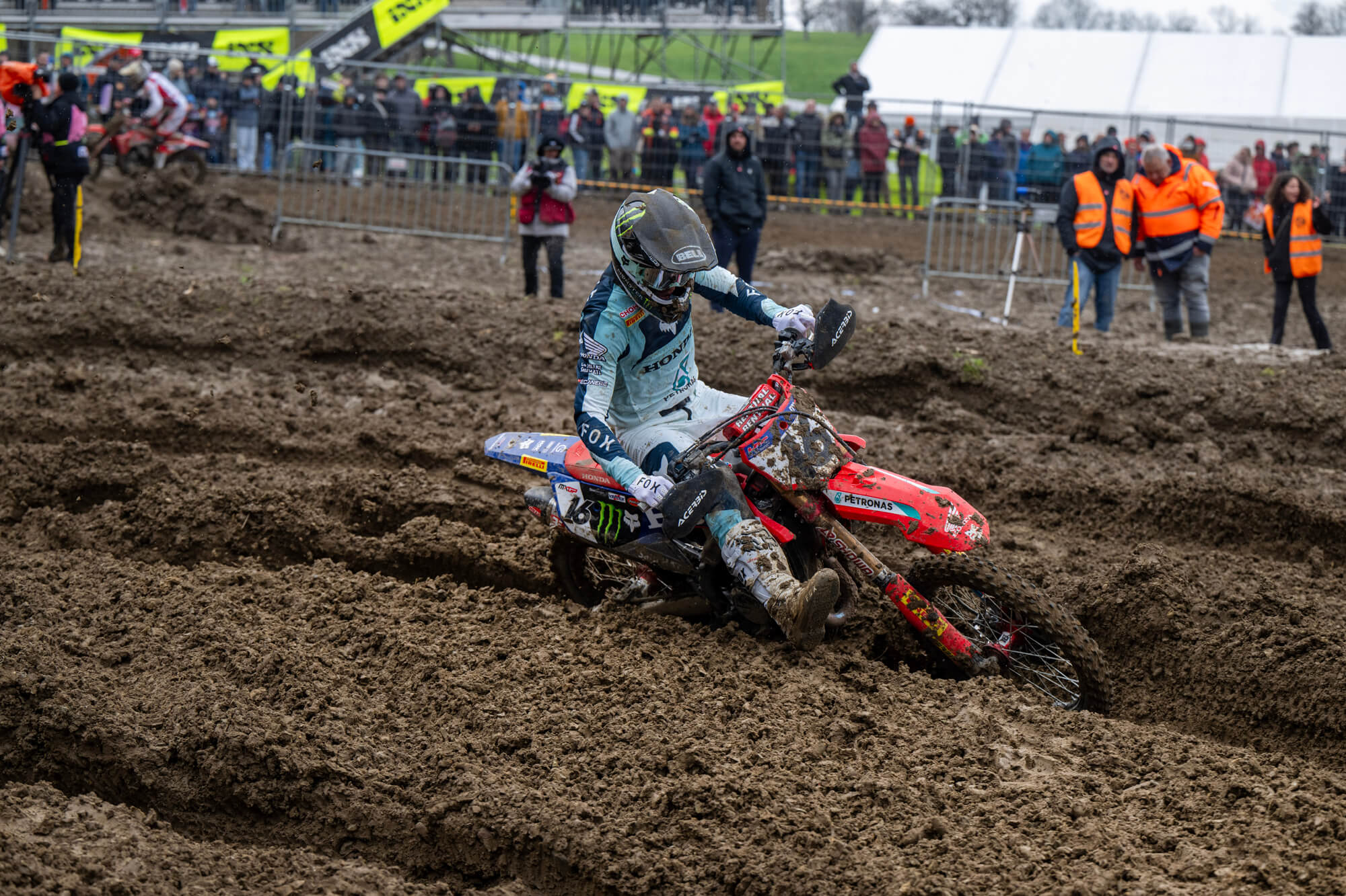 MXGP 瑞士分站赛：维奥首回合夺冠、次回合强势逆袭，在个人第三站斩获 MXGP 生涯首个分站总冠军。